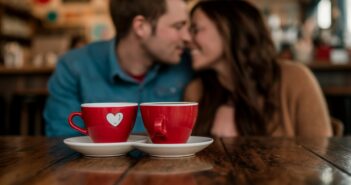 Dating Cafe: Wo Liebe reift. (Foto: AdobeStock Curioso.Photography _808221233)